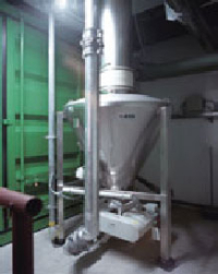 Product discharge in pressure conveying system